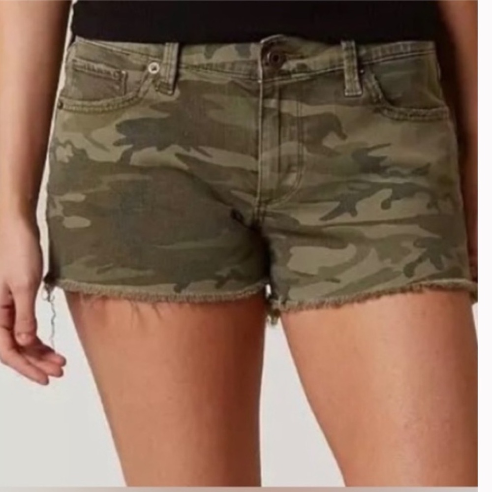 Lucky Brand “THE CUT OFF” dark green Camo Shorts, 8/29 runs big